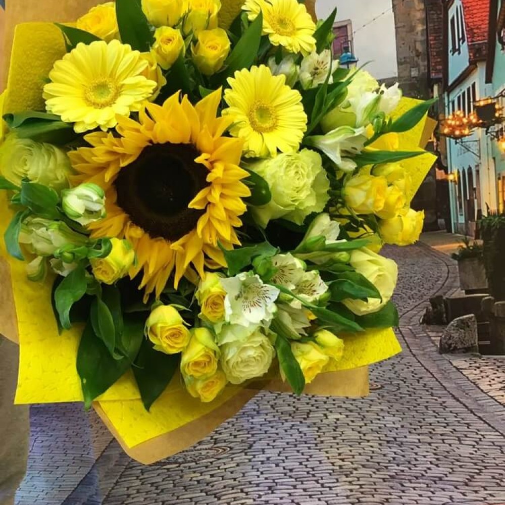 Meaning of flowers: language and symbolism of white bouquet, yellow and azalea