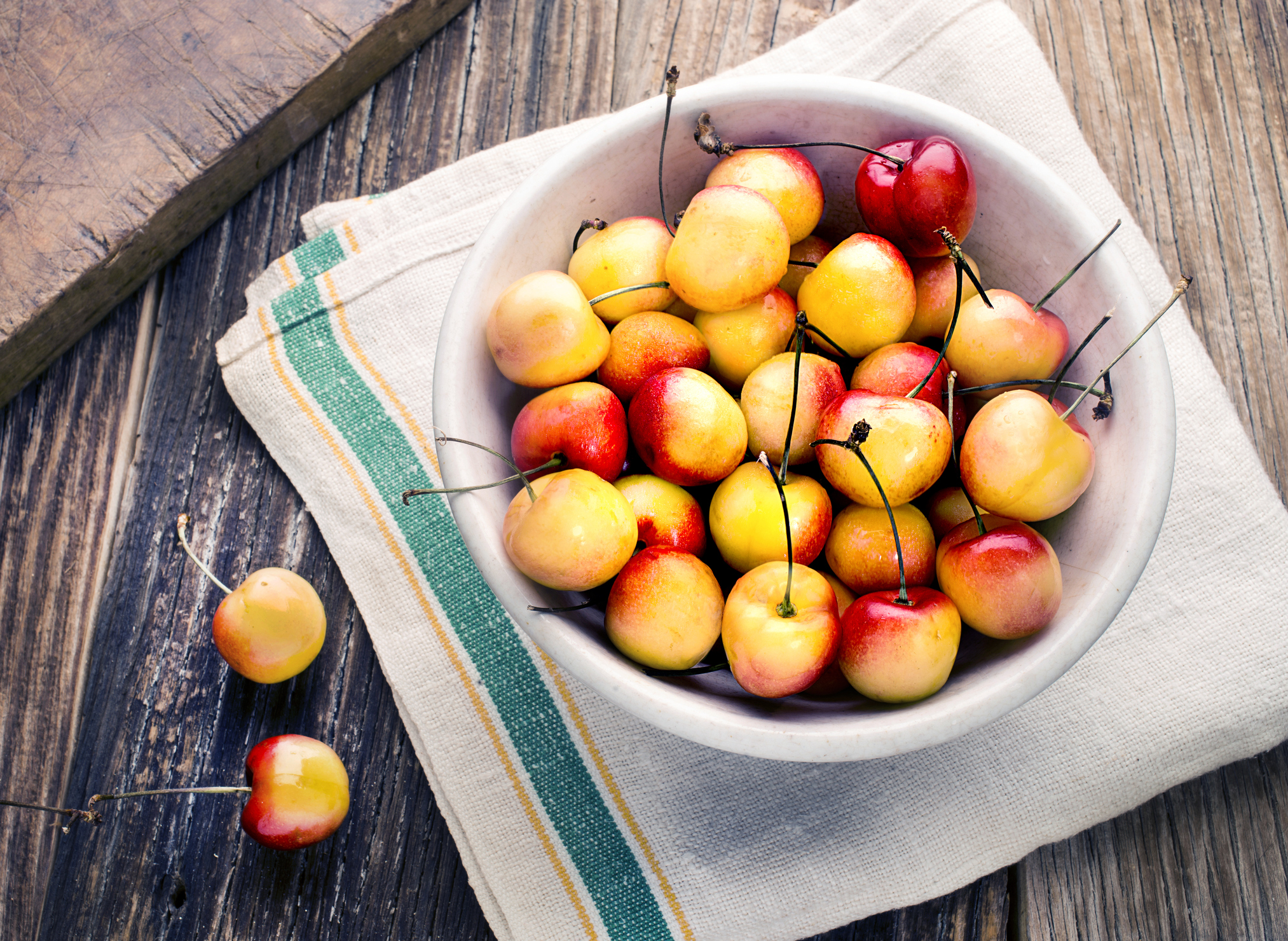 Yellow cherries: choosing a variety with amber fruits