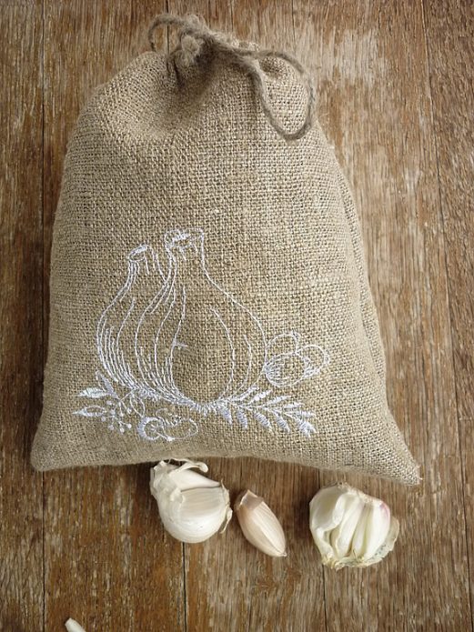 Storing garlic in a cloth bag