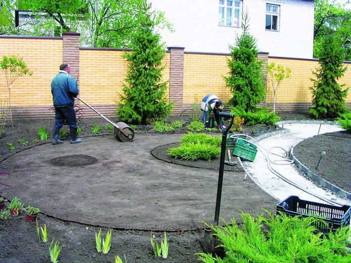 Preparing the soil for laying a roll lawn