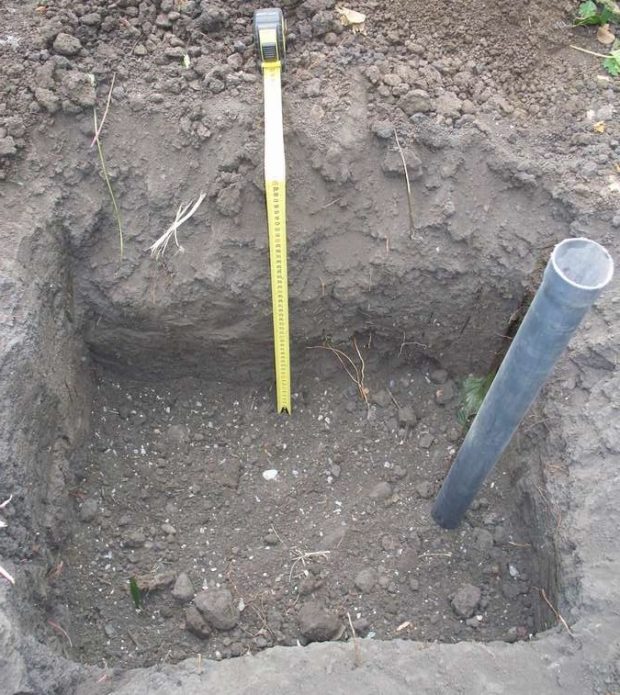 Planting pit with pipe