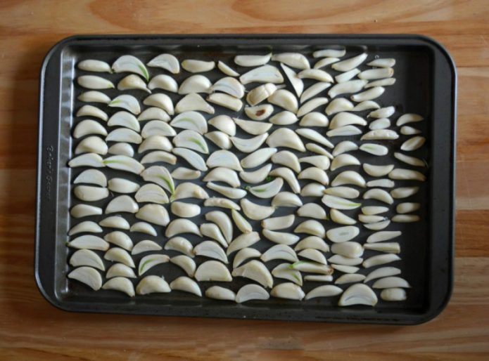 Preparing garlic for drying