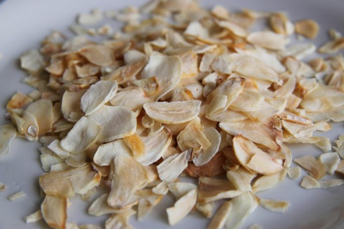 Dried garlic cloves